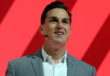رئيس EA يحصد مكافأة بقيمة 38 مليون دولار تزامناً مع تسريحات الموظفين